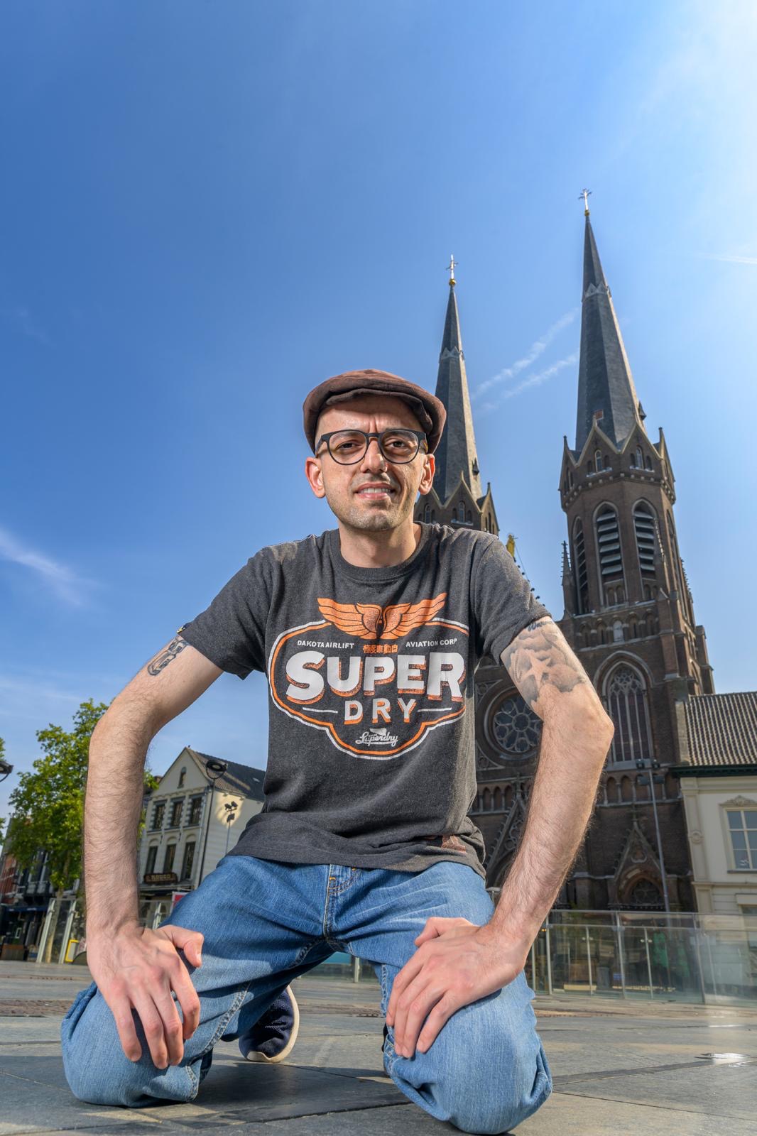 Kenan voor de Heuvelse kerk in Tilburg